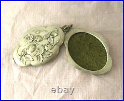 Ancien pendentif miroir ART NOUVEAU métal argenté Décor de fraises Bijoux 6,5 cm