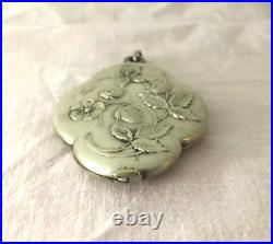 Ancien pendentif miroir ART NOUVEAU métal argenté Décor de fraises Bijoux 6,5 cm