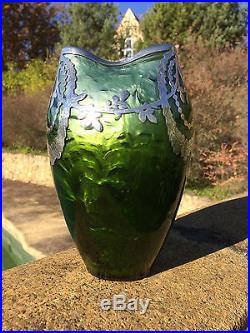 Loetz Superbe Vase irisè Art nouveau Monture en argent vers 1900. Austria Glass