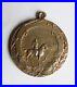 Medaille-pendentif-ARGENT-massif-signe-ART-NOUVEAU-1903-Les-CAVALIERS-DE-PARIS-01-nxu