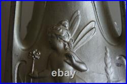 Paire de vases en métal Art Nouveau signés J. Garnier à motifs de Fées