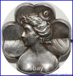 V6826 Rare Médaille Broche Art Nouveau Divinité Artiste Trèfle 1900's Argent SUP